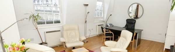 The treatment room with a desk and recliner chairs for phobia hypnotherapy at the phobiaman clinic in Harley Street